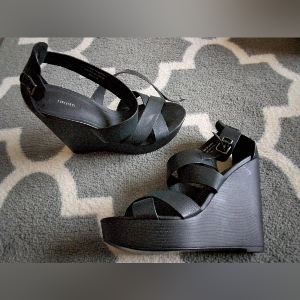 Black high shoes in size 8